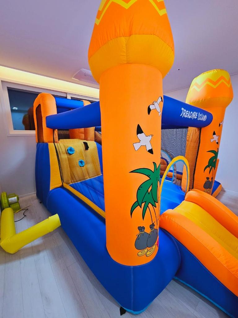Sosaeul Avenue kids room, family room photo 3