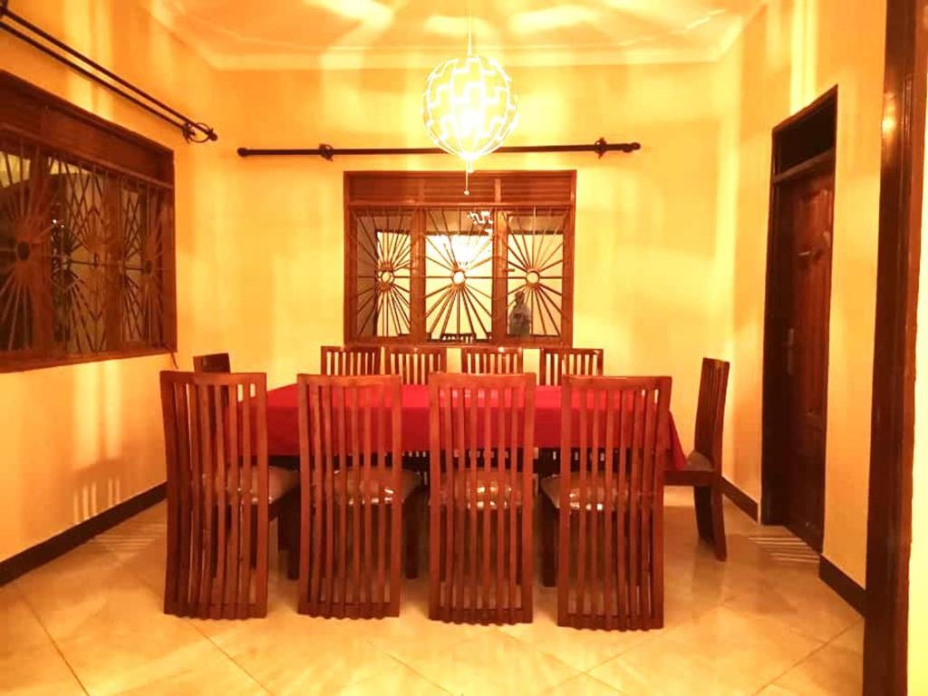 Lovely 5-Bed House in Ndejje Kampala photo 3