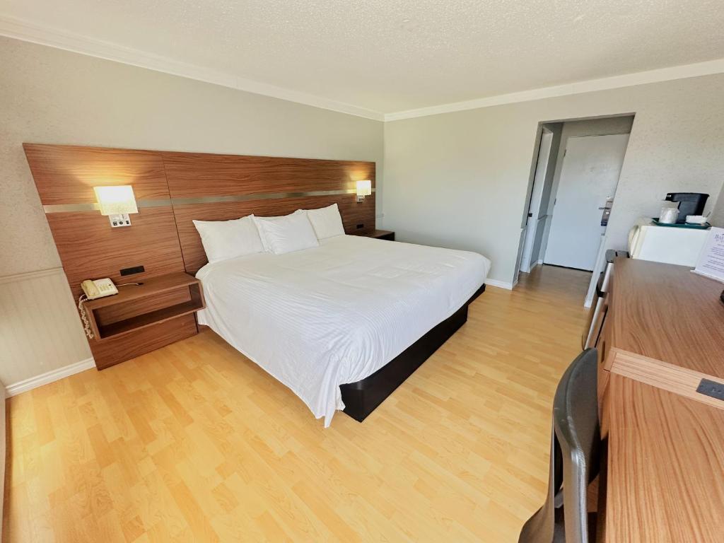 Baymont by Wyndham Edson photo 2