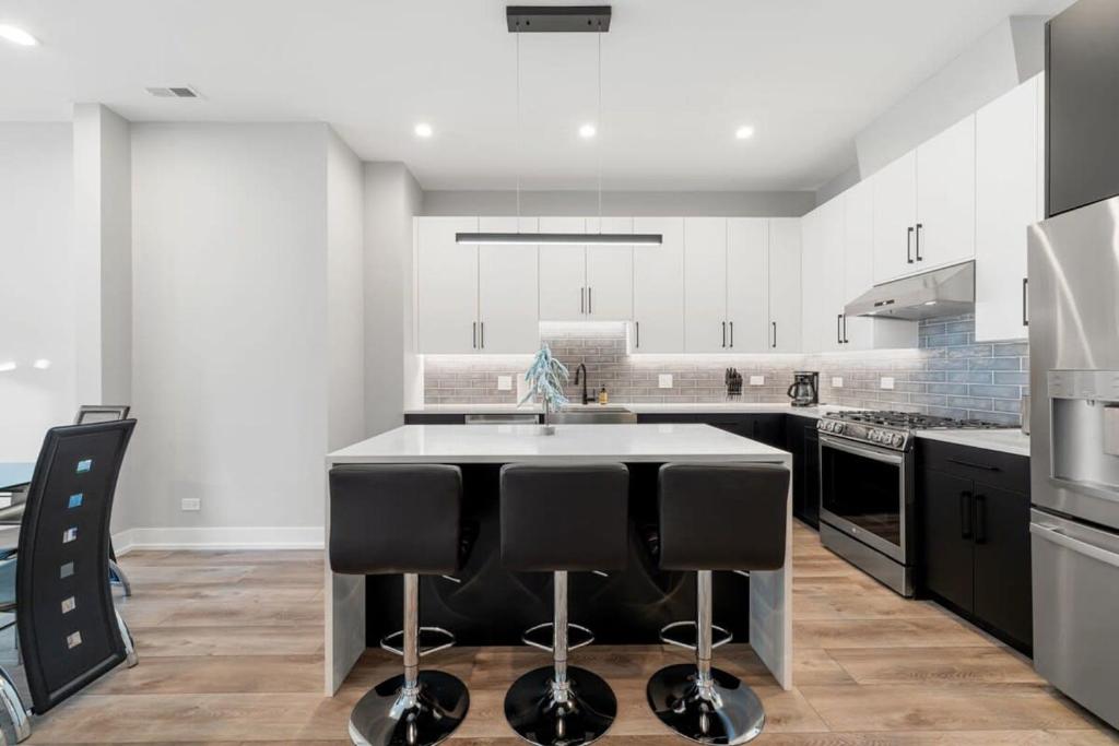 Lovely 3bed 3bath Brand New Apt w 4 beds & Balcony image