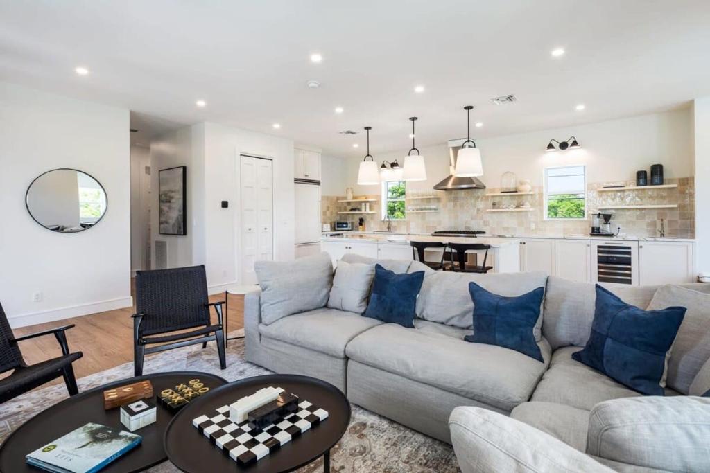 The Crestwood House - Private Heated Pool & Parking image