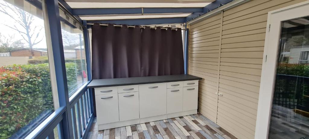 Mobil home neuf 693 à la réserve 8 personnes avec terrasse couverte photo 4