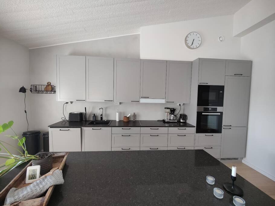 Upea huoneisto Kakolassa kivalla näkymällä meren suuntaan photo 1
