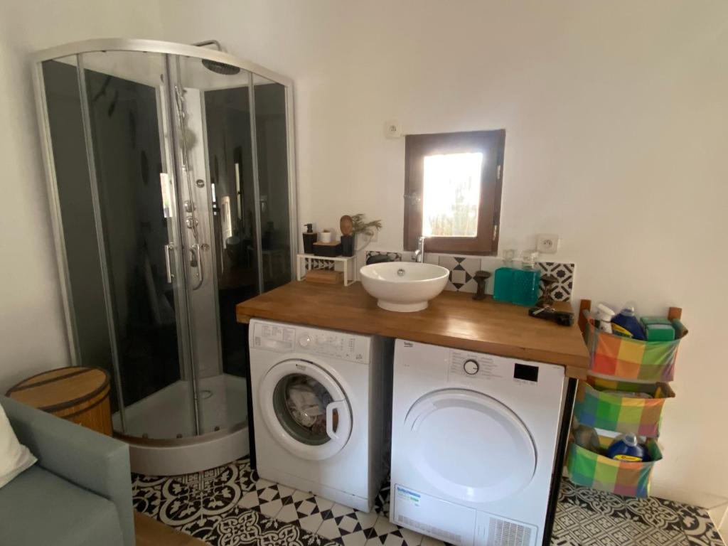 Logement atypique avec jacuzzi inclus photo 1