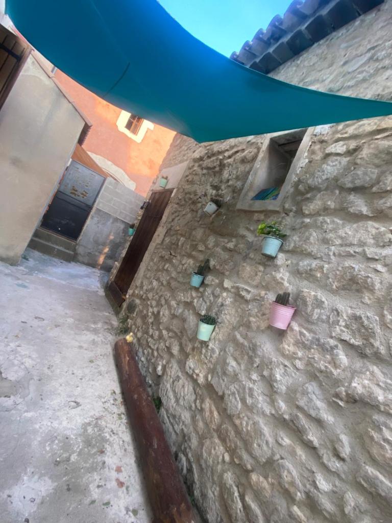 Logement atypique avec jacuzzi inclus photo 2