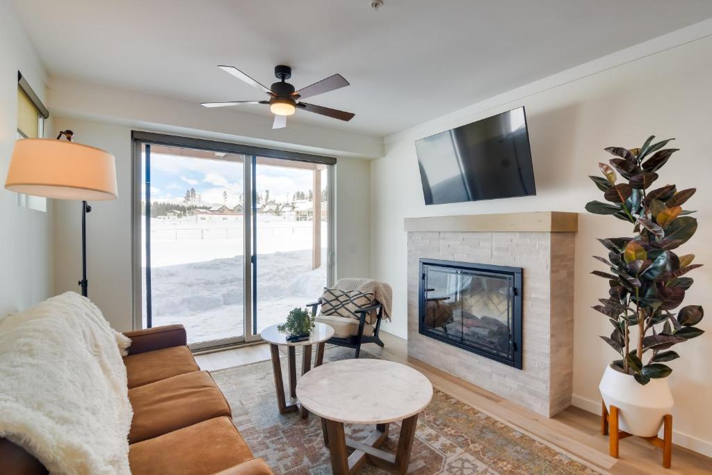 Bright Fraser Condo Near Skiing, Biking and Hiking! photo 3
