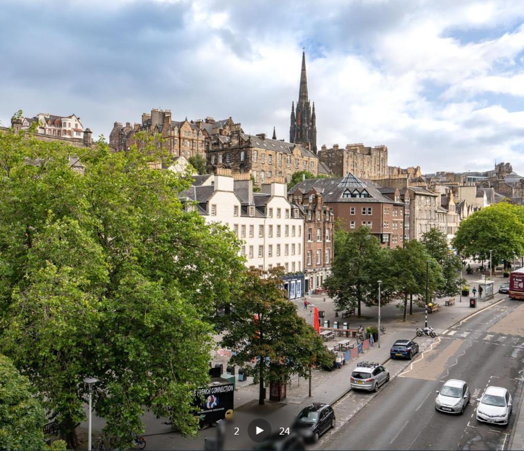 3 Bedrooms Flat in Central Edinburgh Old Town Sleeps 6 - Tap to explore photos