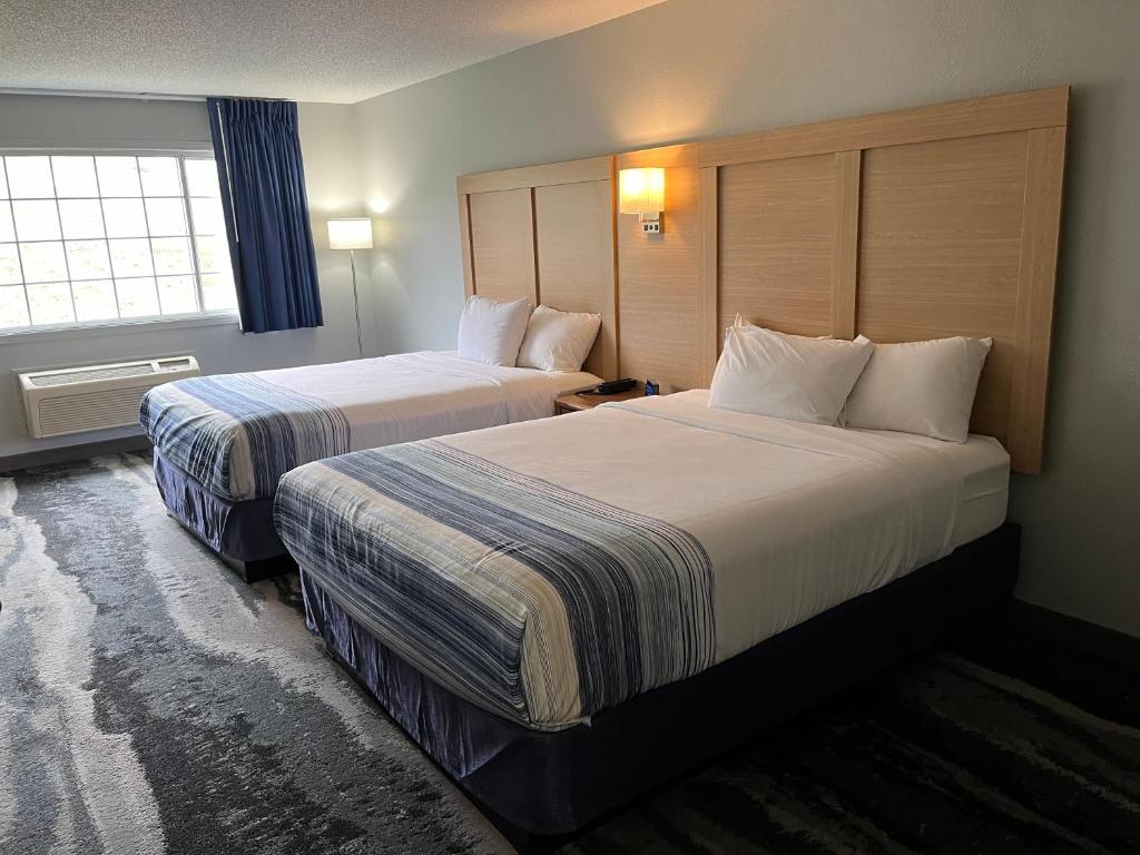 Days Inn & Suites by Wyndham Williamsburg IA North image