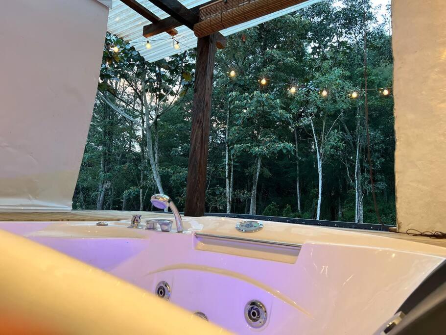 Cálida cabaña aeropuerto mde jacuzzi malla vista al bosque y wifi photo 1