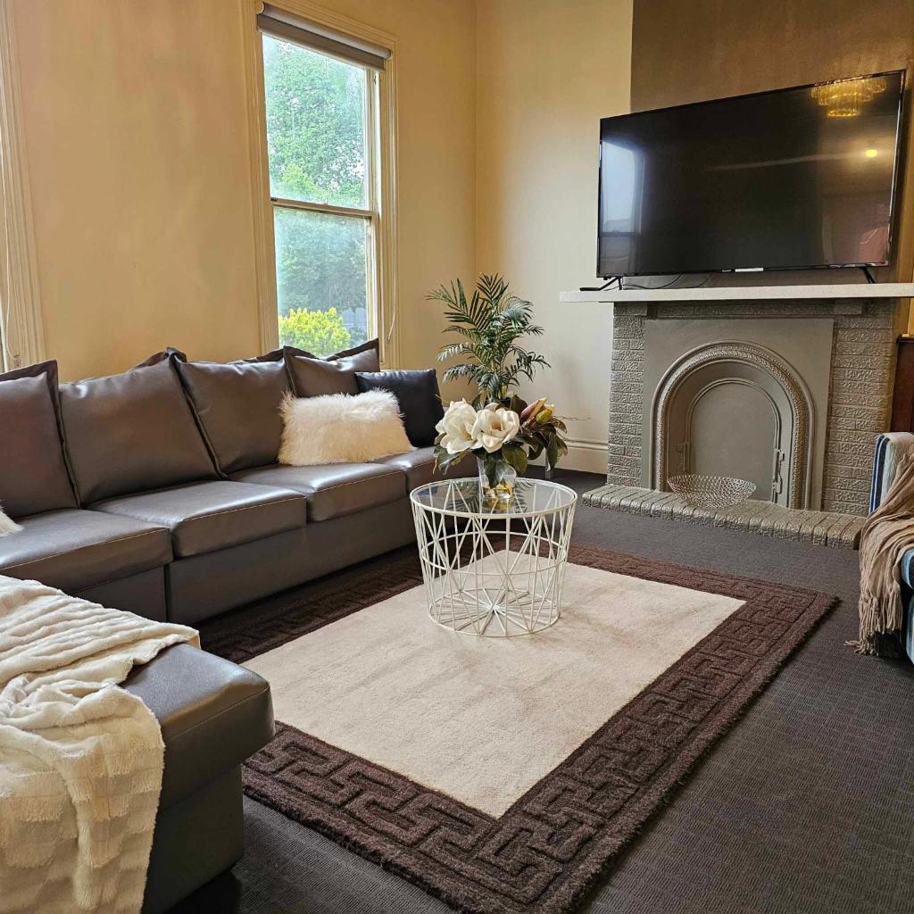 Cobb & CoHouse -Luxury Large Home BendigoCBD photo 3
