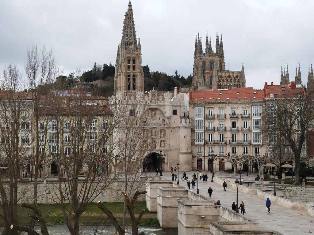BURGOS CONTEMPLA Centro histórico. Frente al arco