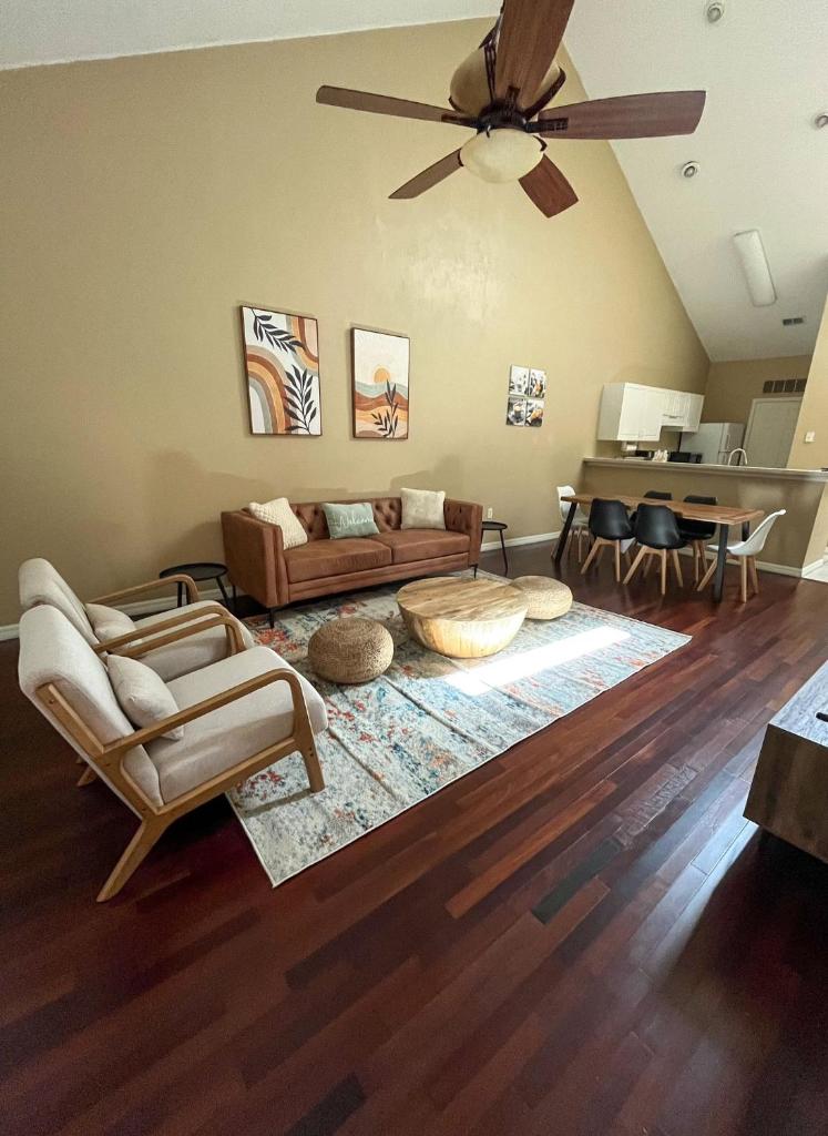 Relaxing 2B/2B with Office Nook, Pool, Gym, Sauna, walk-in closets, lanai, 1 car garage image