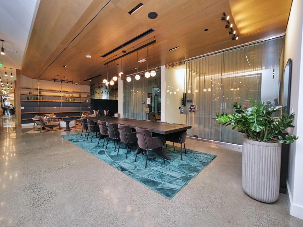 Brand New Luxury Studio Suite in Alameda- Free Parking & Rooftop Deck