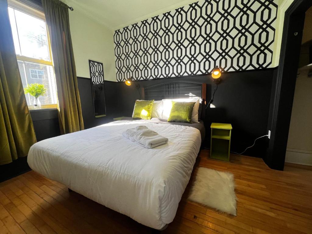 Modern Amenities Historic Charm 4-Bdrm Retreat photo 1