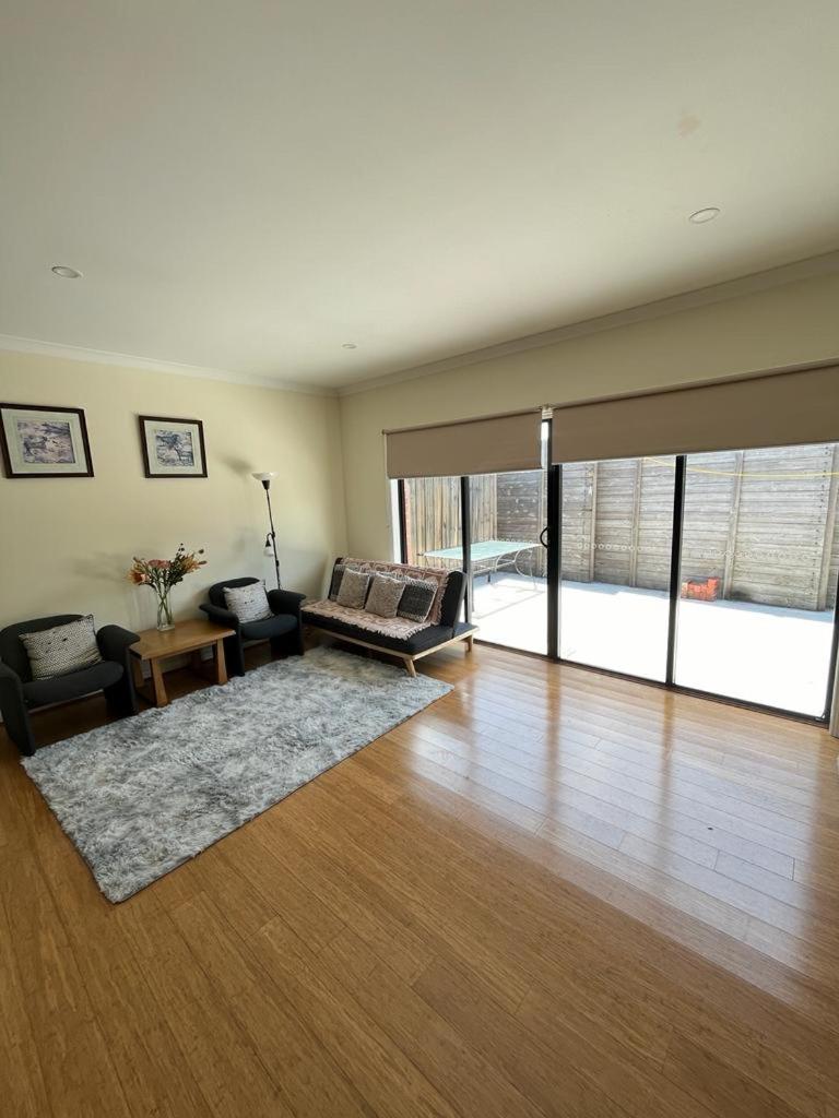 Spacious & Sunny 2BR with garage,11 min to airport photo 4