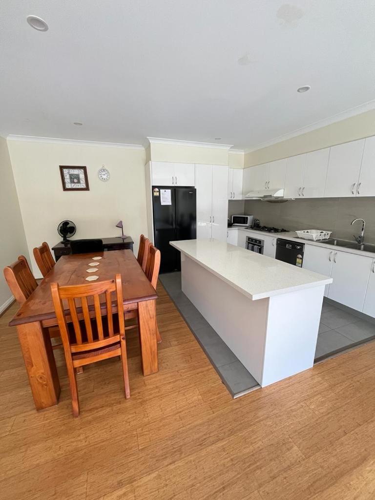 Spacious & Sunny 2BR with garage,11 min to airport photo 1