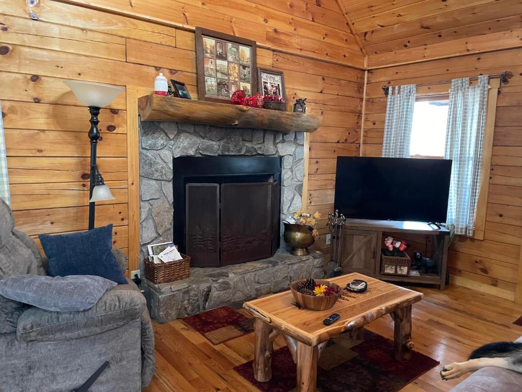 Alpenhaus Cabins Real Log Home in Helen Ga Mountains with hot tub and balconies photo 3