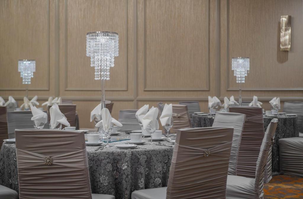 Holiday Inn Winnipeg-South, an IHG Hotel photo 2
