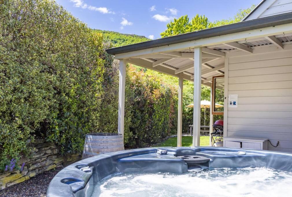 Stags Head Cottage-cosy cottage with hot tub photo 4