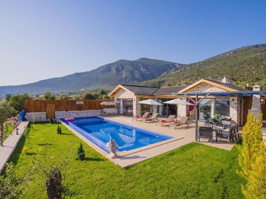 Çayköy'de Özel Havuzlu 5 Kişilik Muhafazakar Villa Serenity