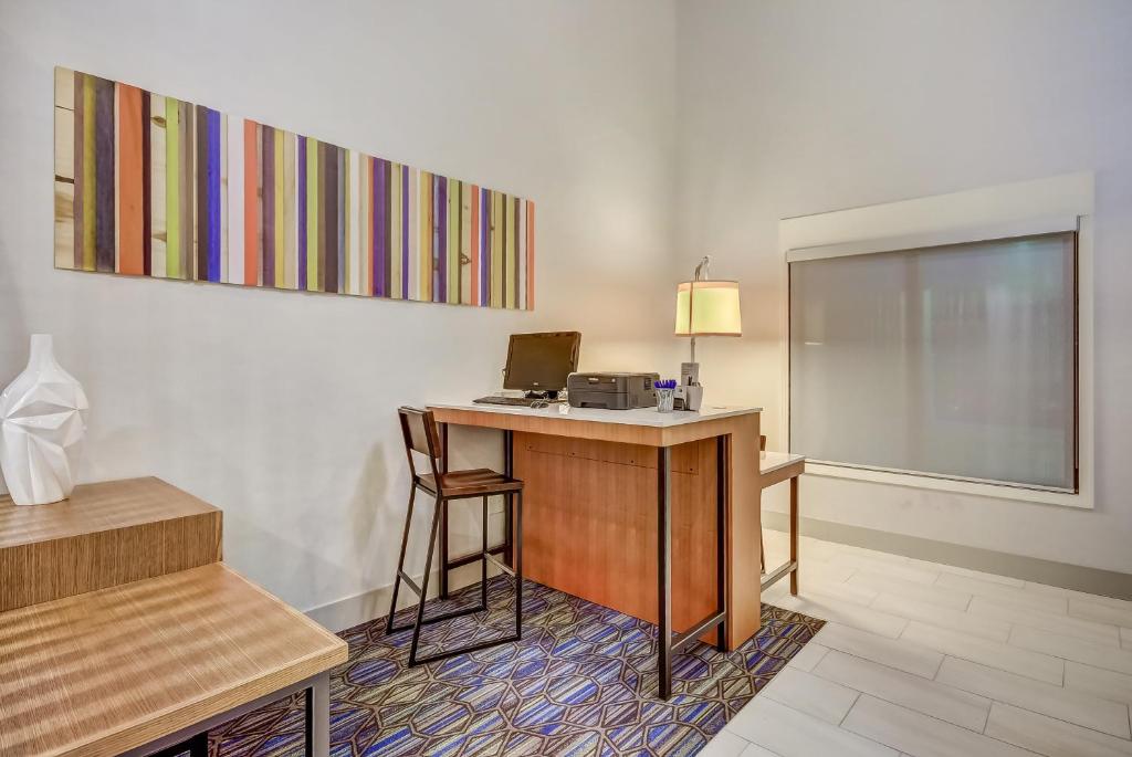 Holiday Inn Express & Suites I-85 Greenville Airport, an IHG Hotel photo 4