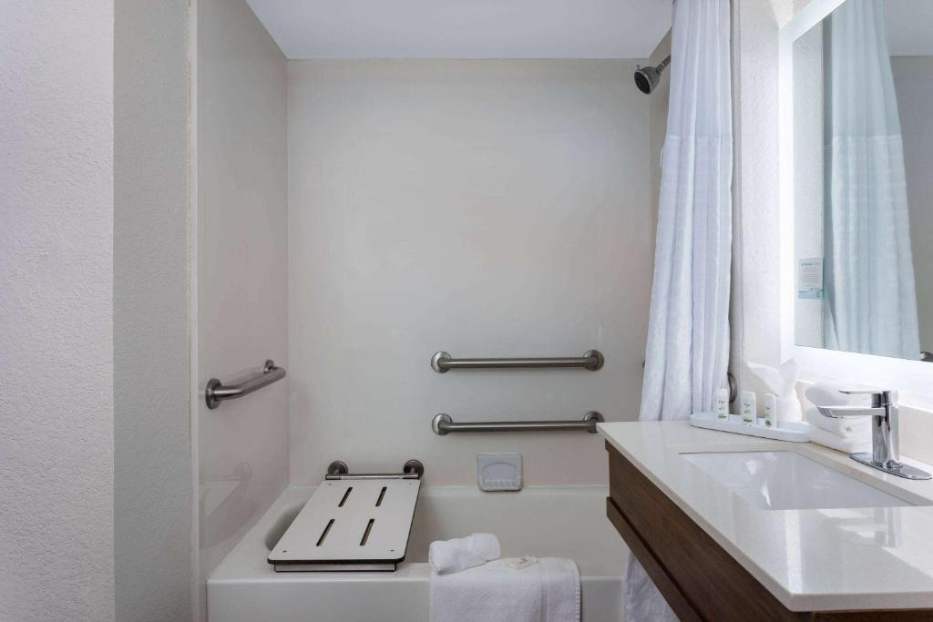 La Quinta Inn by Wyndham Pensacola photo 2