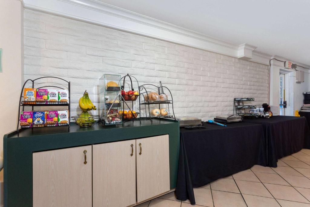 La Quinta Inn by Wyndham Pensacola photo 4