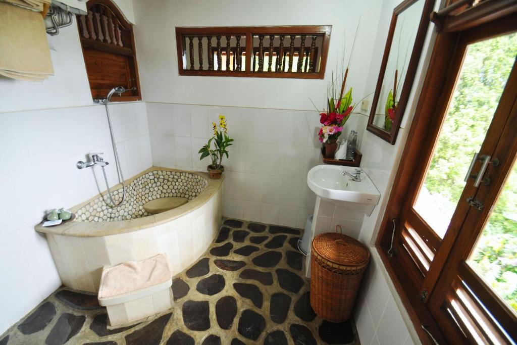 Puri Lumbung Cottages, Restaurant & Spa - Tap to explore photos