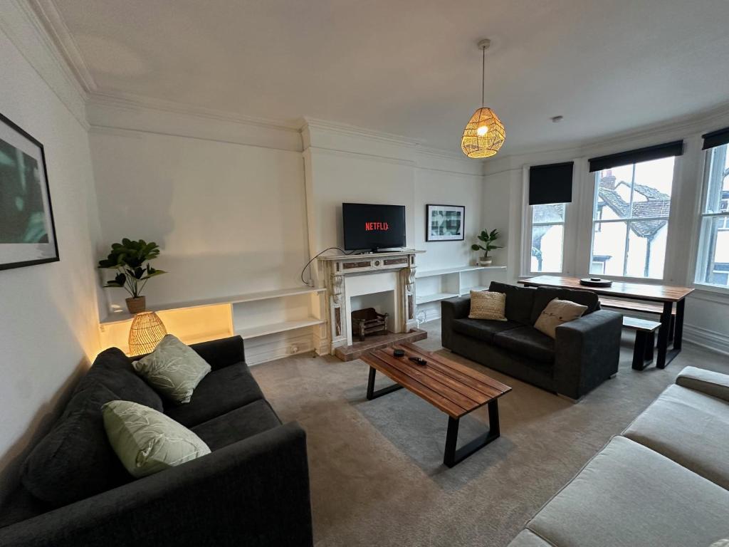 Ashbrook Stert St 5 bedroom property photo 2