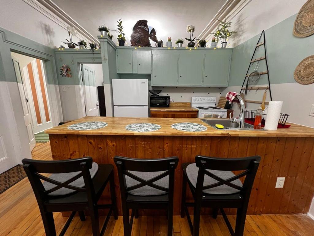 Timeless Comfort, Downtown Living, Apt#2 photo 2