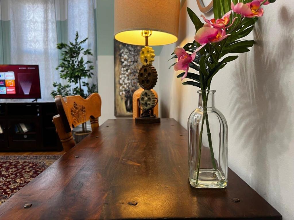 Timeless Comfort, Downtown Living, Apt#2 photo 4