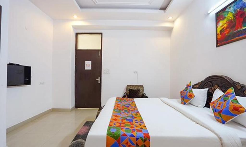 FabHotel Noida Sector 50 photo 4