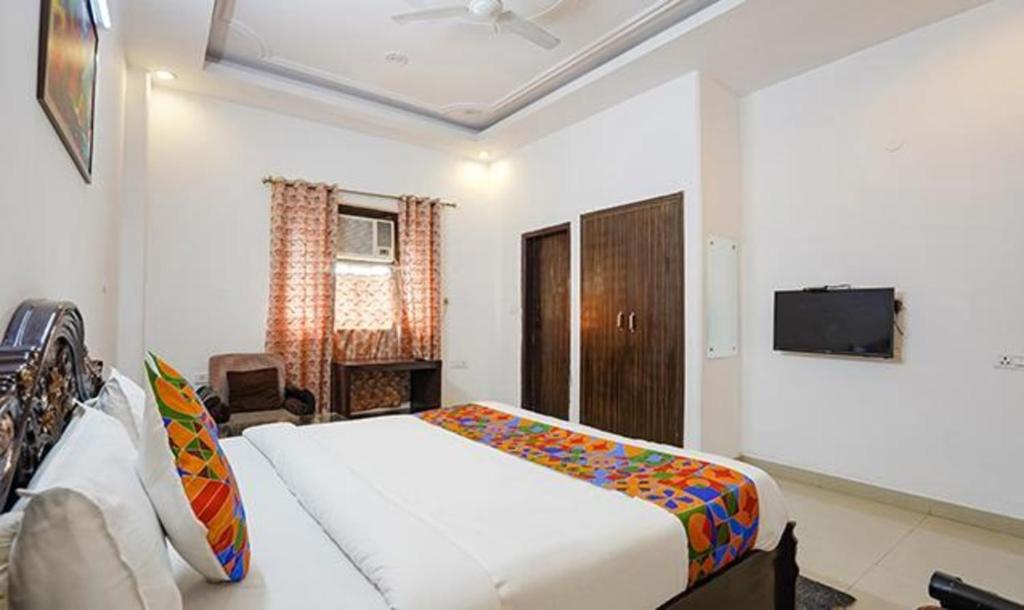 FabHotel Noida Sector 50 photo 3