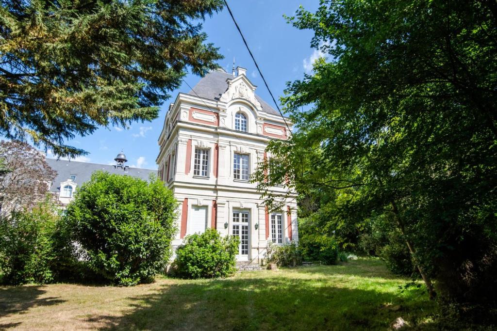 Castle life at Saint-Benoît-la-Forêt photo 1