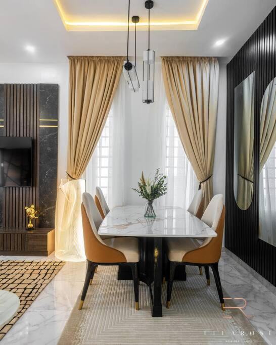 Stylish and Cozy 4 bedroom 4 bathroom Home Lekki photo 2