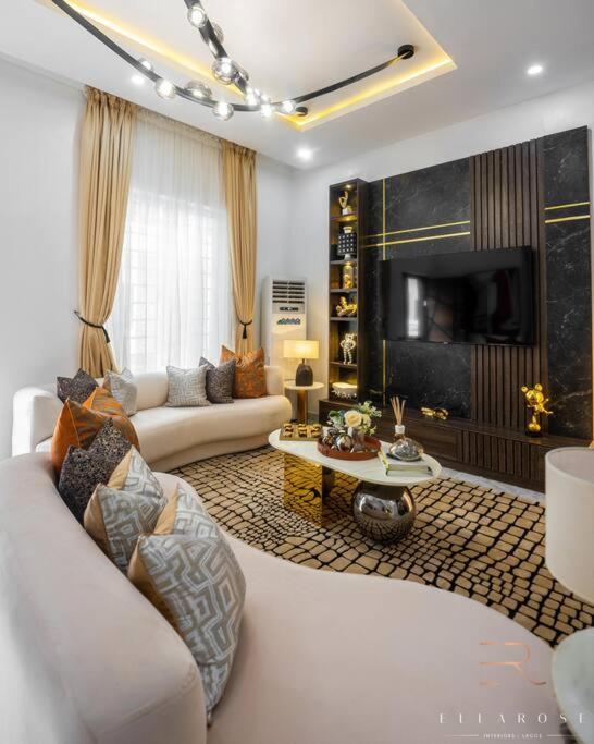 Stylish and Cozy 4 bedroom 4 bathroom Home Lekki photo 3