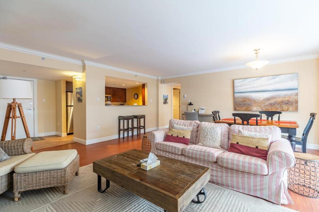 Luxurious Downtown Apt #707 with AC photo 1