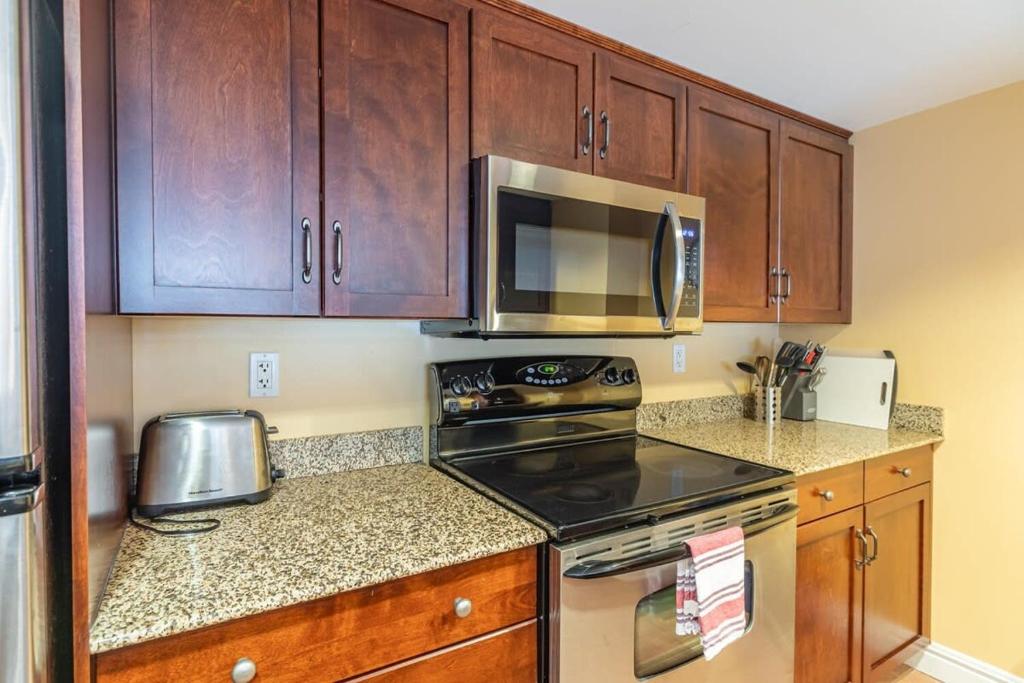 Luxurious Downtown Apt #707 with AC photo 2