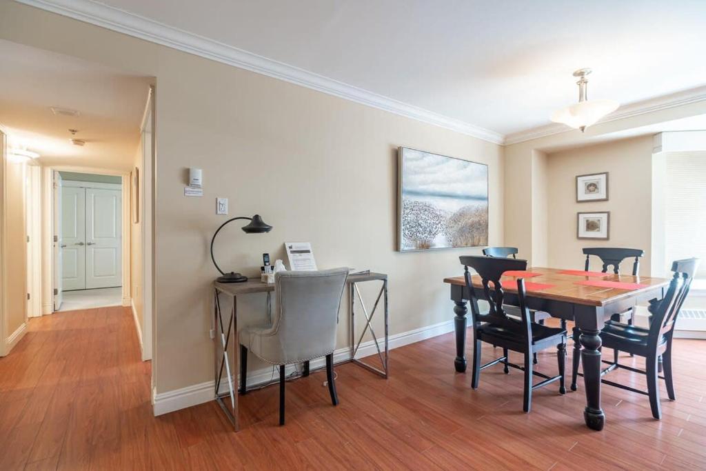 Luxurious Downtown Apt #707 with AC photo 4