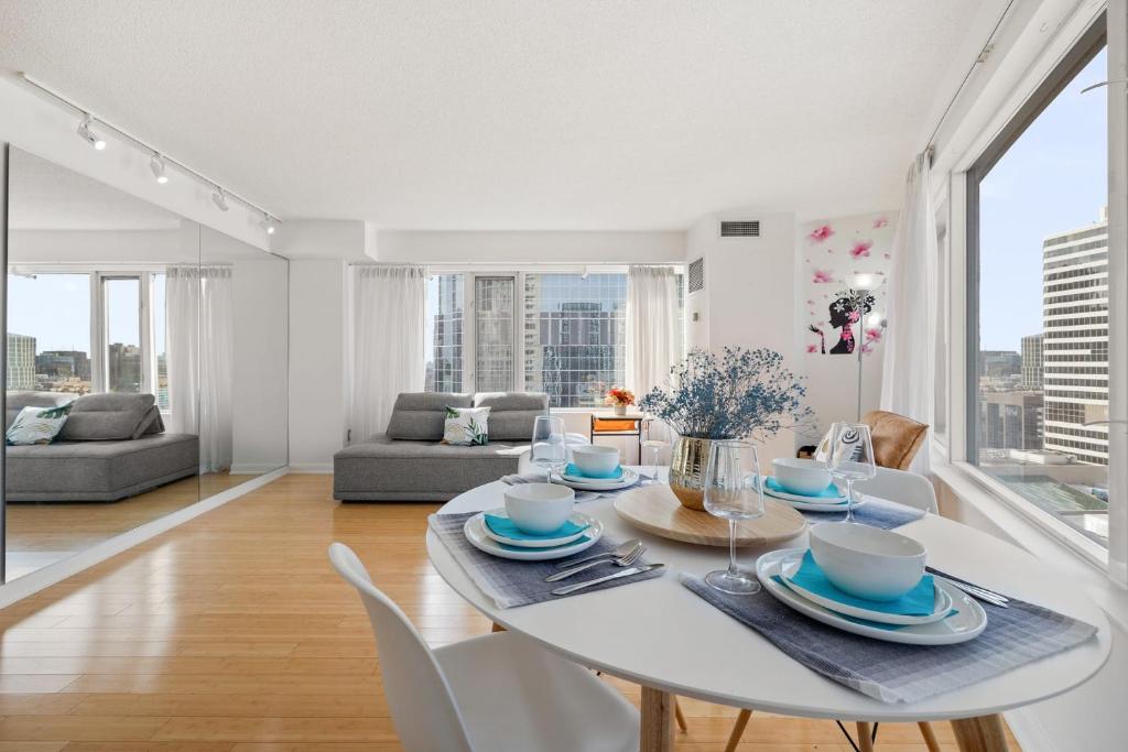 Modern 2-Bedroom Condo w Floor to Ceiling Windows photo 2