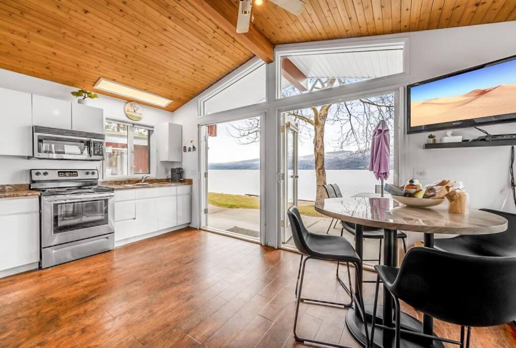 Beautiful Cabin Right next to Lake Okanagan #5
