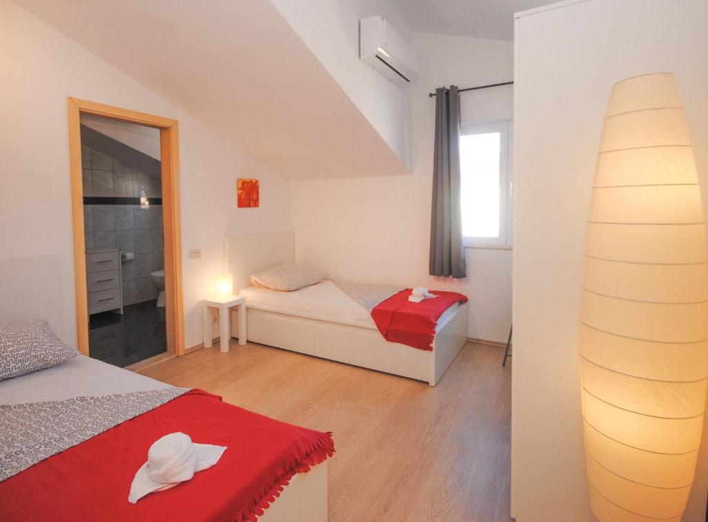 Red Sunset Apartments photo 4