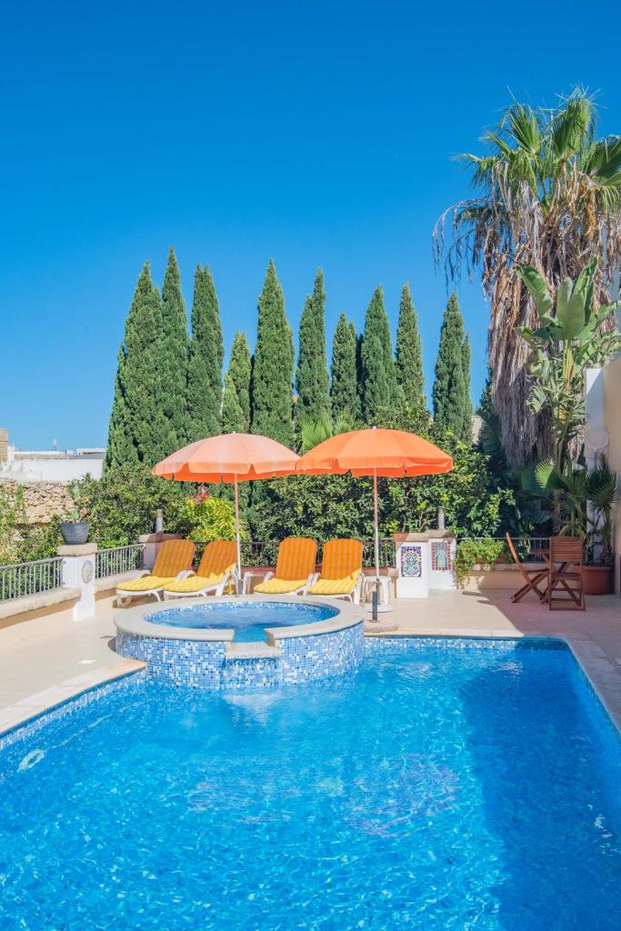 Central villa flatlet with pool - free parking and WiFi photo 1