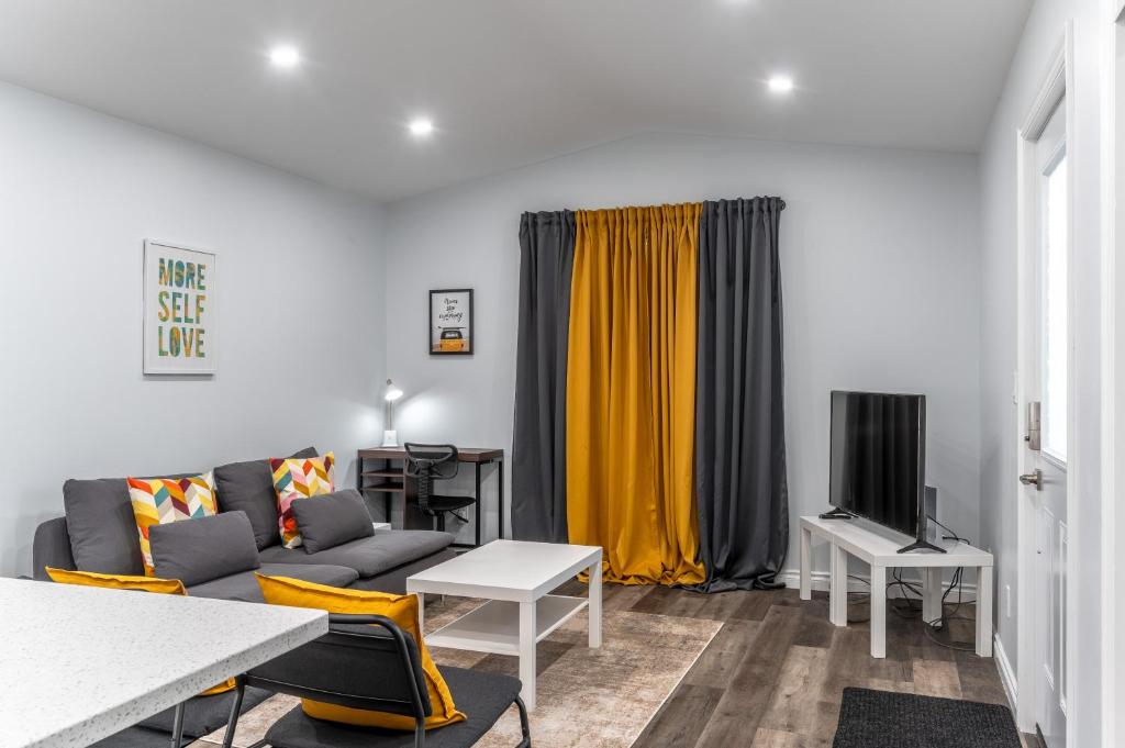 Centrally located 4Bedroom, 2Bath Home photo 2