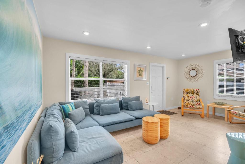 Grove Bay Bungalow - 2/2 Gated Cottage-Walk to Bay image