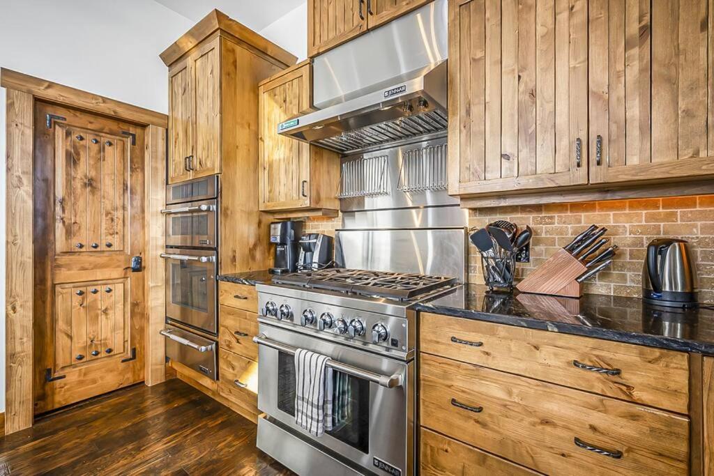 Inuksuk Lodge 4800 sq ft of Big White Excellence photo 1