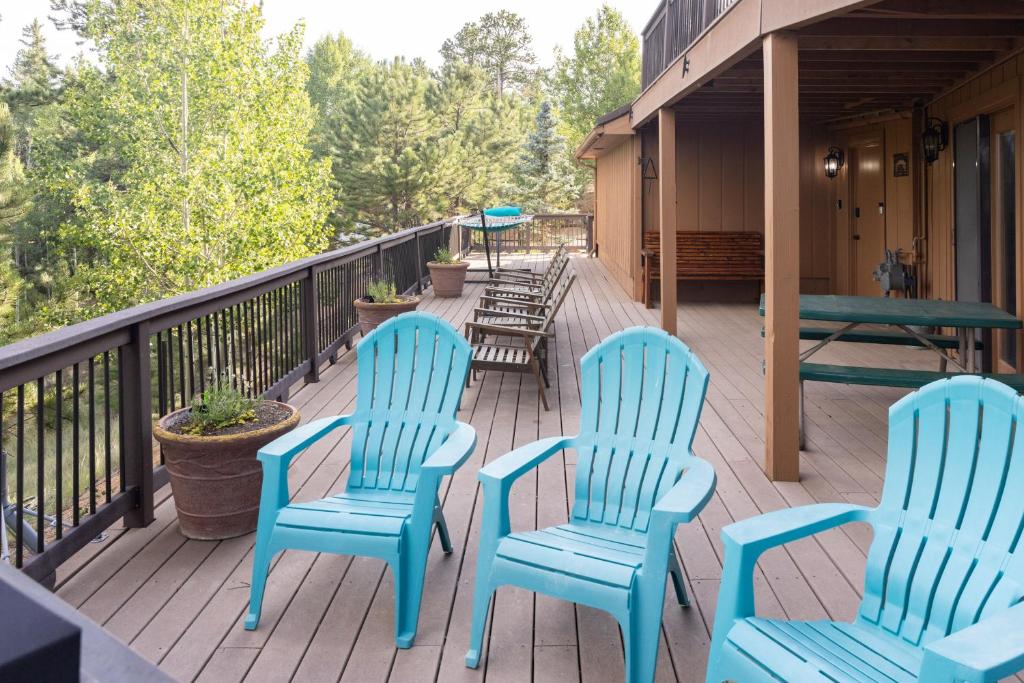 Lazy Bear Lodge on 5 Acres with Mountain Views! photo 1
