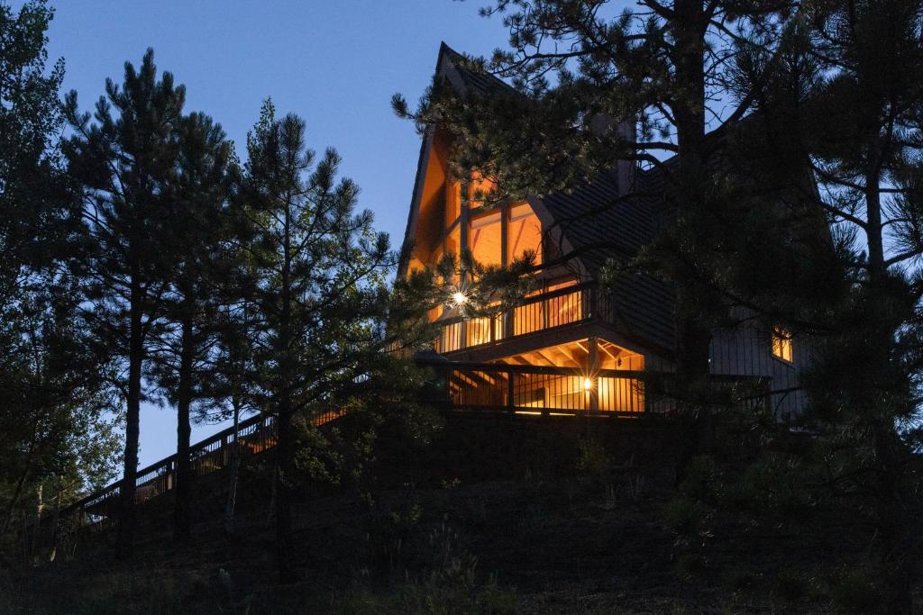 Lazy Bear Lodge on 5 Acres with Mountain Views!