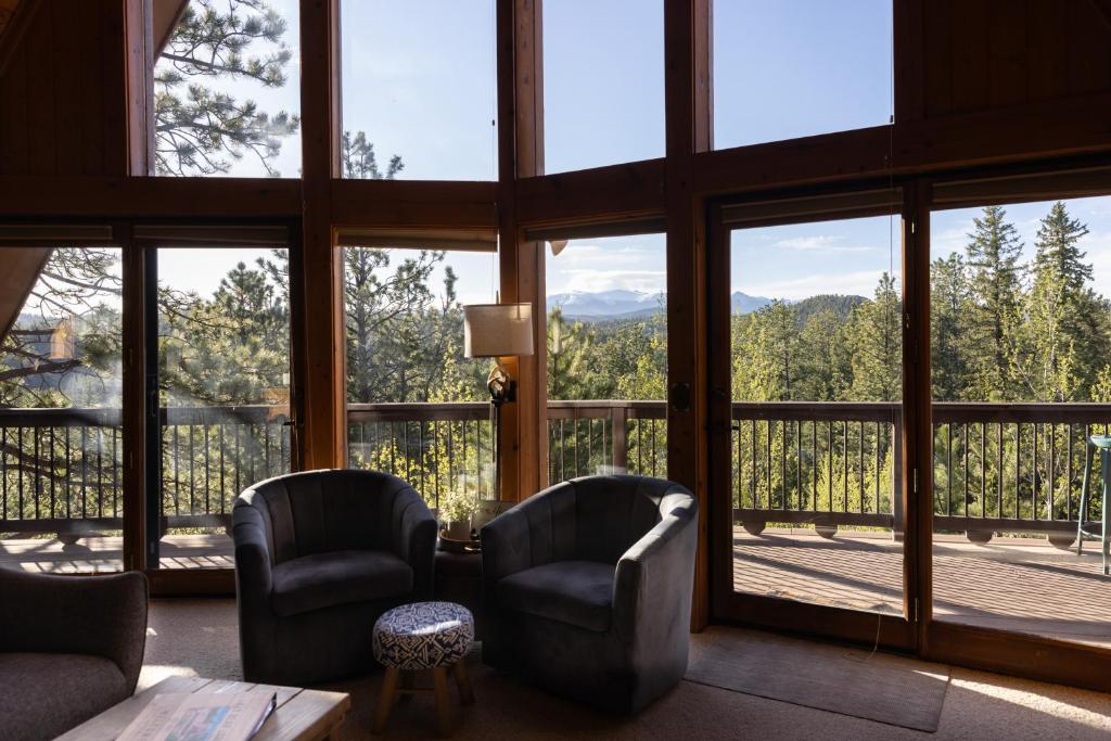 Lazy Bear Lodge on 5 Acres with Mountain Views! photo 4