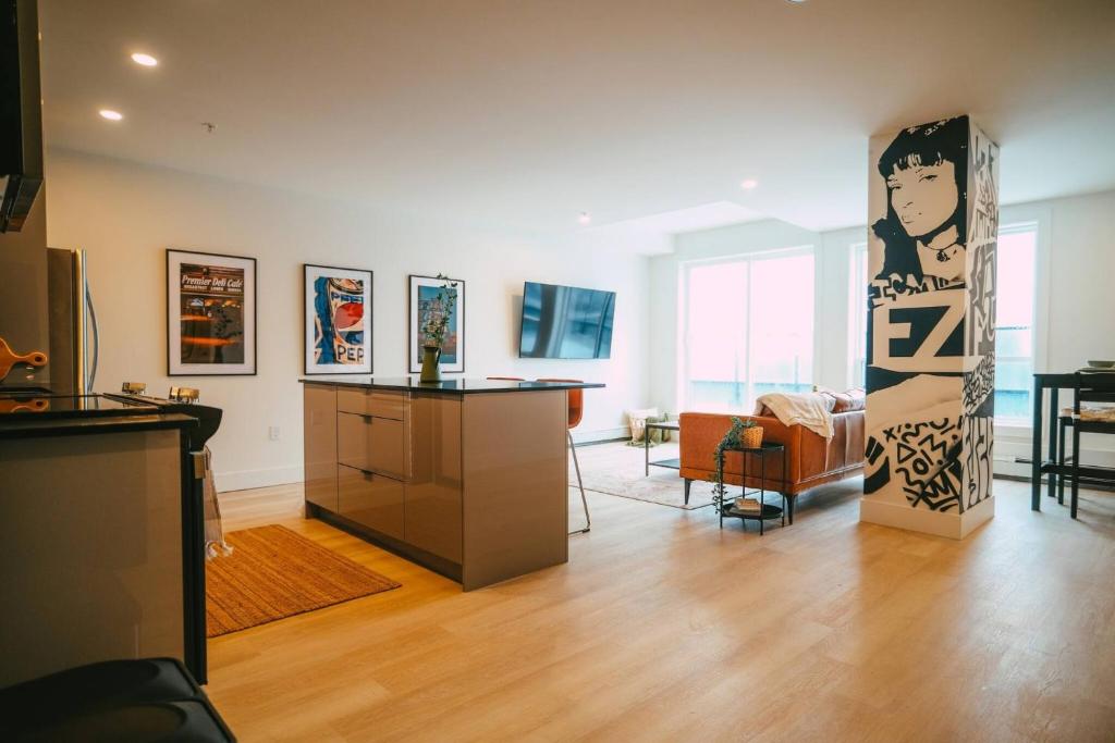 NEW Stylish 2BR Condo with Views in North End photo 2